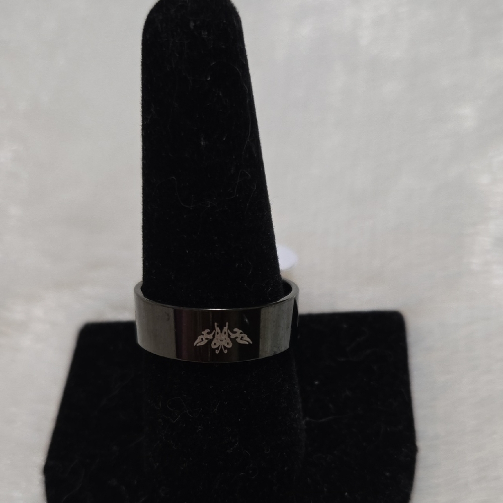 Elegant Black Ring  With Silver Design. Size 9.5.